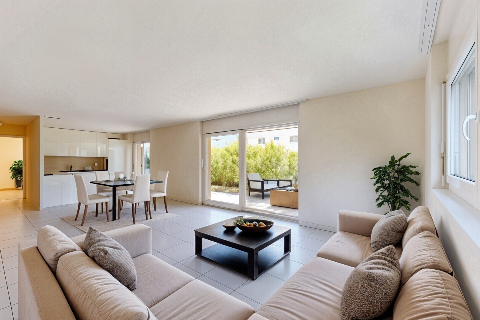 leerer raum mit natural light, natürliches licht, inside property, tile floor, und fliesenboden
