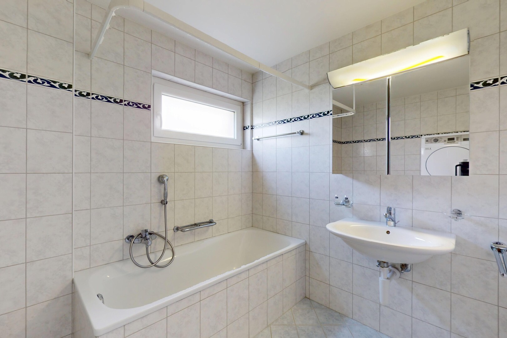 bad mit tile wall, fliesenwand, inside property, tile tub, und bad