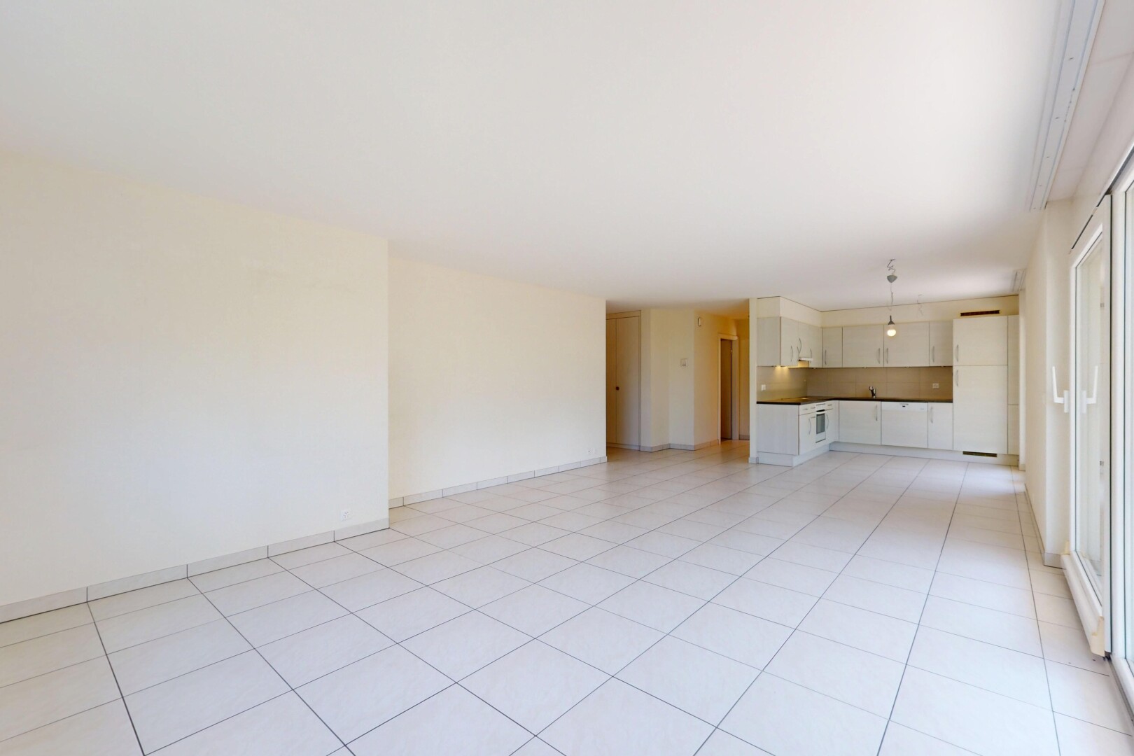leerer raum mit drywall, gipskartonwand, inside property, tile floor, und fliesenboden