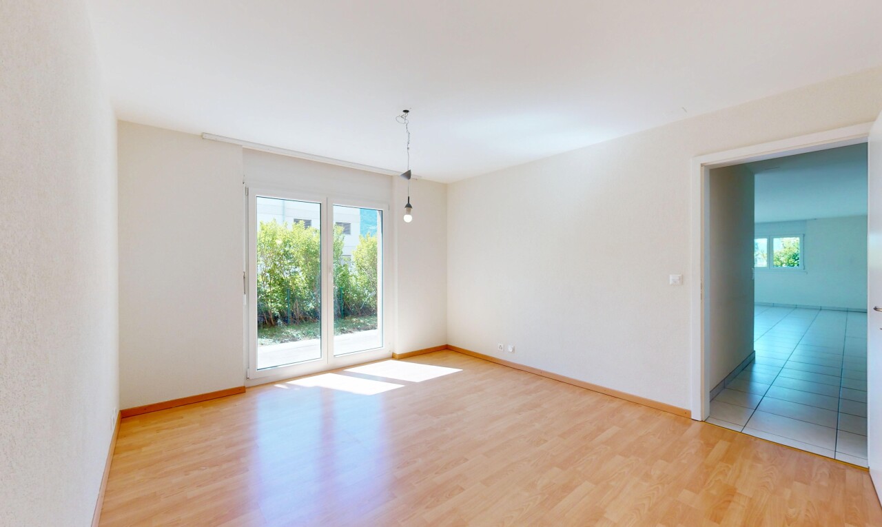 leerer raum mit inside property, natural light, natürliches licht, wood finish floor, und holzfußboden
