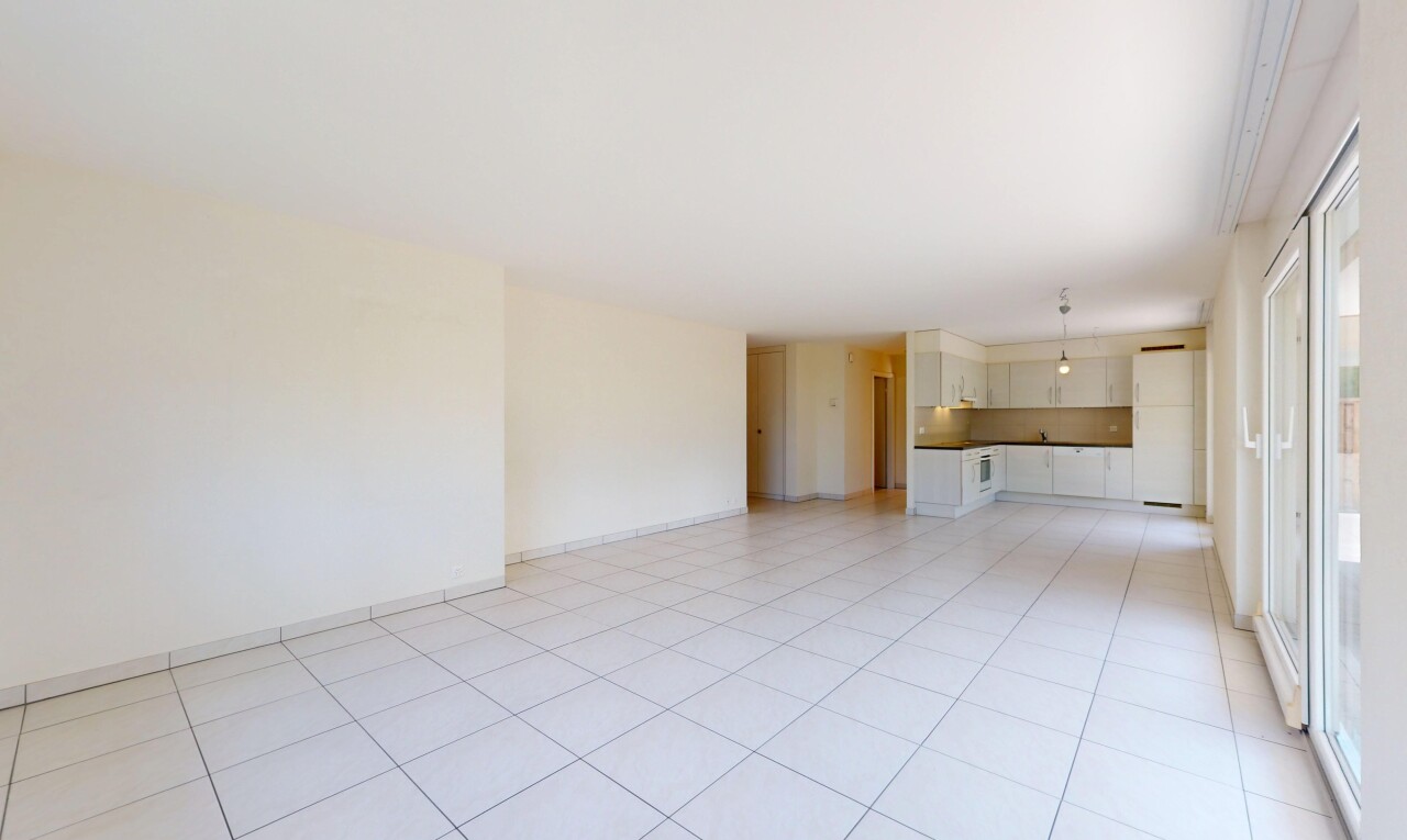 leerer raum mit drywall, gipskartonwand, inside property, tile floor, und fliesenboden