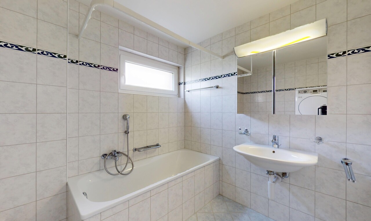 bad mit tile wall, fliesenwand, inside property, tile tub, und bad