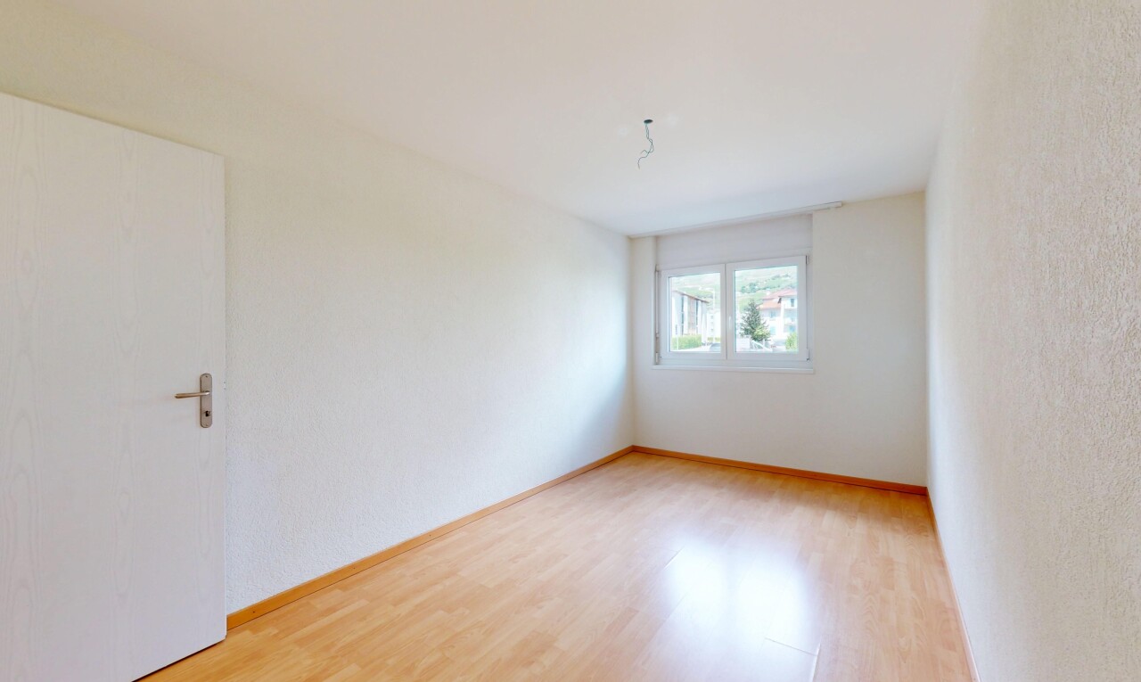 leerer raum mit natural light, natürliches licht, wood finish floor, holzfußboden, und inside property