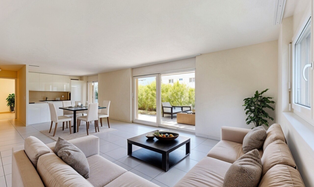 leerer raum mit natural light, natürliches licht, inside property, tile floor, und fliesenboden
