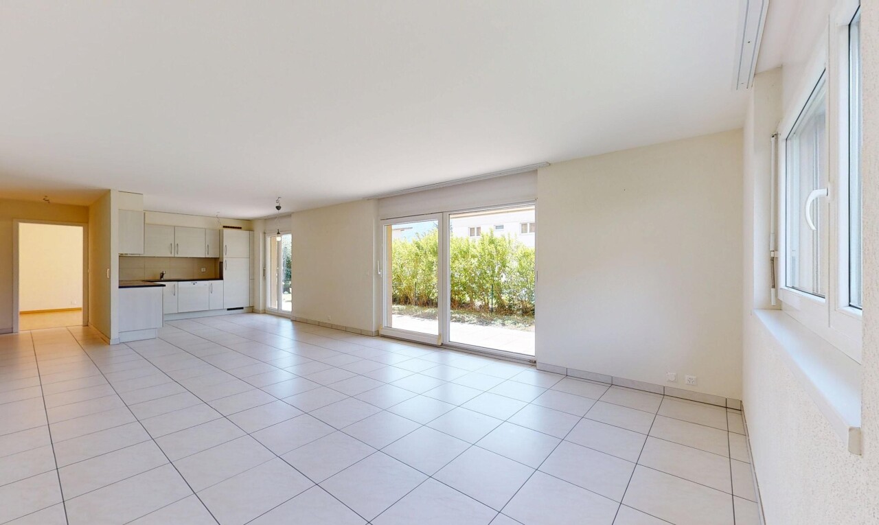 leerer raum mit natural light, natürliches licht, inside property, tile floor, und fliesenboden