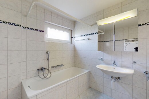 salle de bains avec tile wall, mur en carrelage, inside property, tile tub, et bain