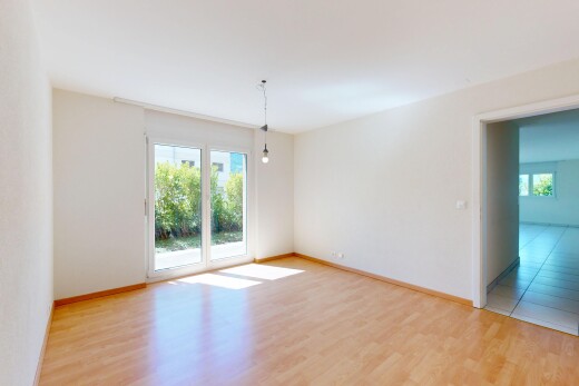 leerer raum mit inside property, natural light, natürliches licht, wood finish floor, und holzfußboden