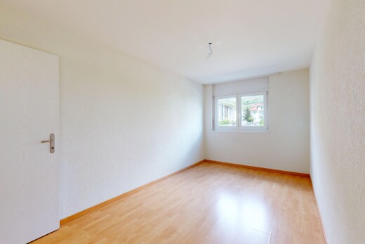 leerer raum mit natural light, natürliches licht, wood finish floor, holzfußboden, und inside property