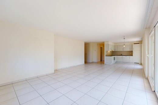 leerer raum mit drywall, gipskartonwand, inside property, tile floor, und fliesenboden