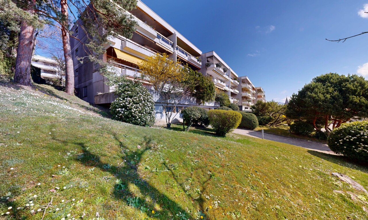 view of apartment building / complex