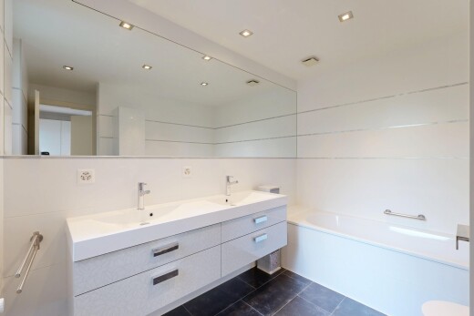 salle de bains avec double vasque, dark floor, salle de bain complète, bain, et inside property