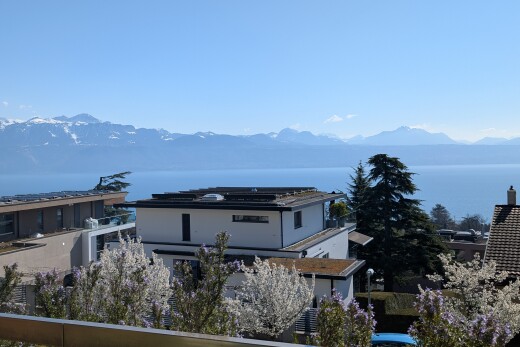 façade avec vue sur la montagne, mountain view, day time, vue sur l'eau, et water view