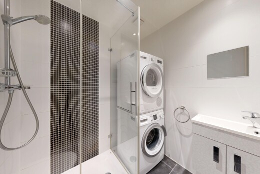 salle de bains avec chauffage mural, lavabo (ou coiffeuse selon le contexte), salle de bain complète, douche, et dark floor