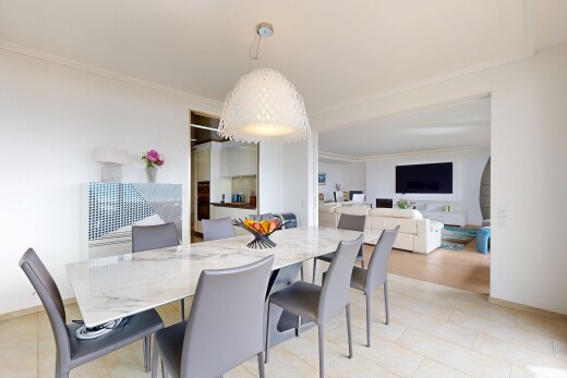 salon / salle à manger avec drywall, cloison sèche, inside property, télévision, et crown molding