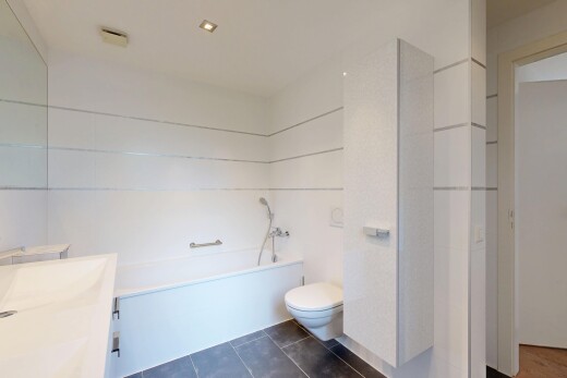 salle de bains avec lavabo (ou coiffeuse selon le contexte), salle de bain complète, dark floor, inside property, et tile floor