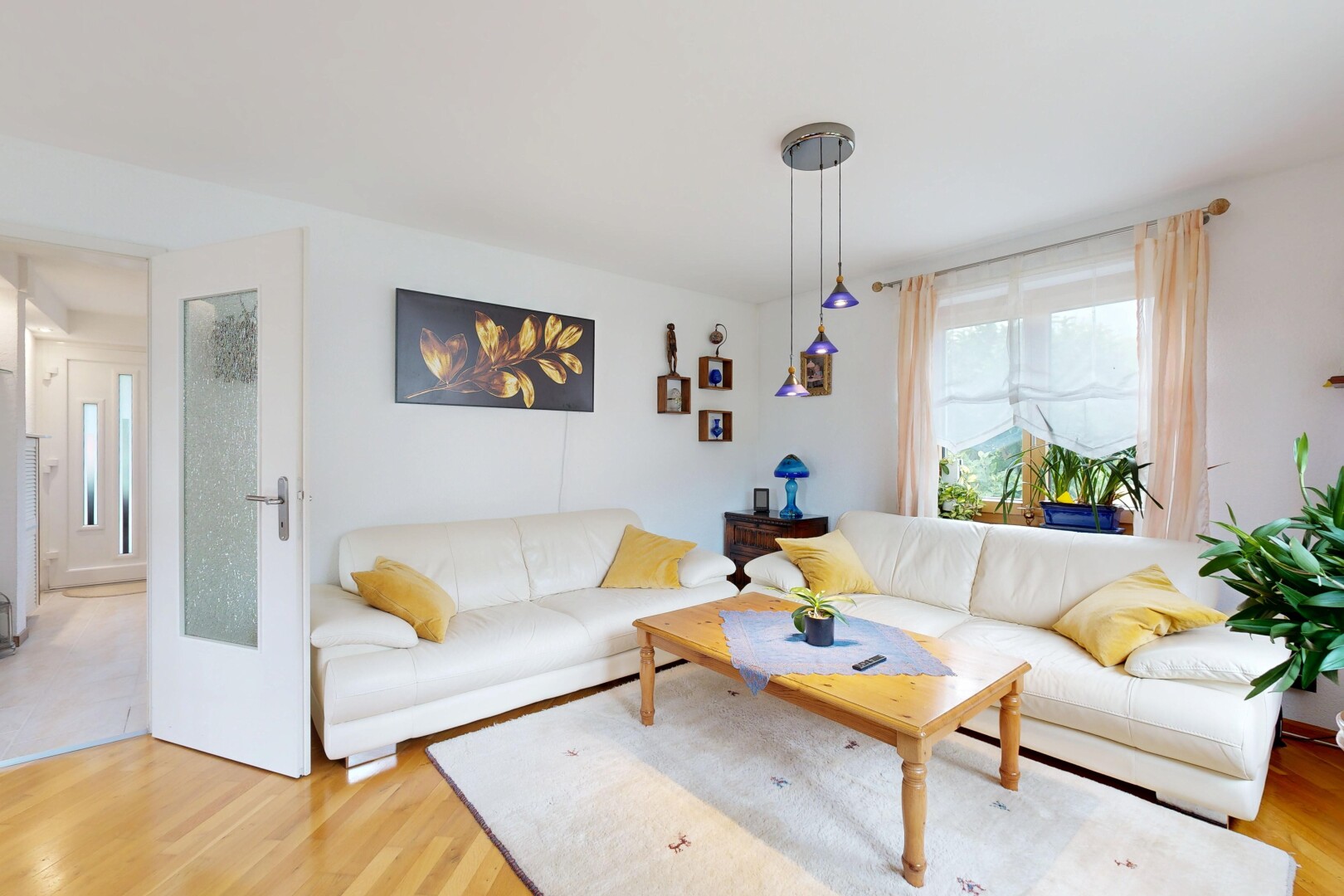 wohnzimmer mit gipskartonwand, drywall, holzfußboden, wood finish floor, und inside property