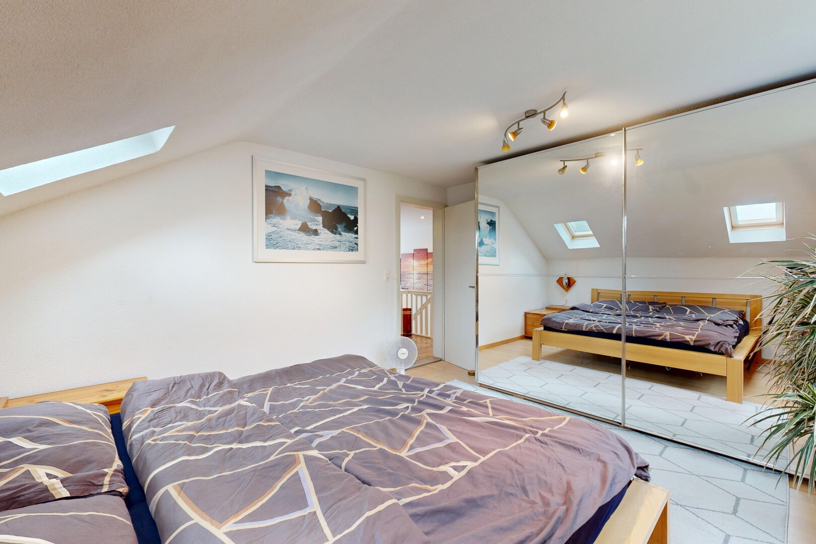 zimmer / schlafzimmer mit deckenbeleuchtung, dachfenster, vaulted ceiling, dachschräge, und zusätzliches zimmer