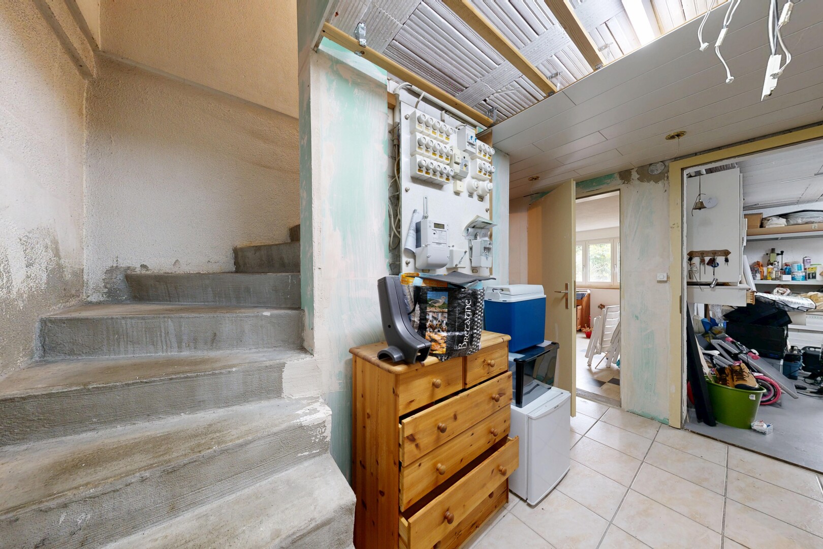 treppe mit treppen, fliesenboden, tile floor, und inside property
