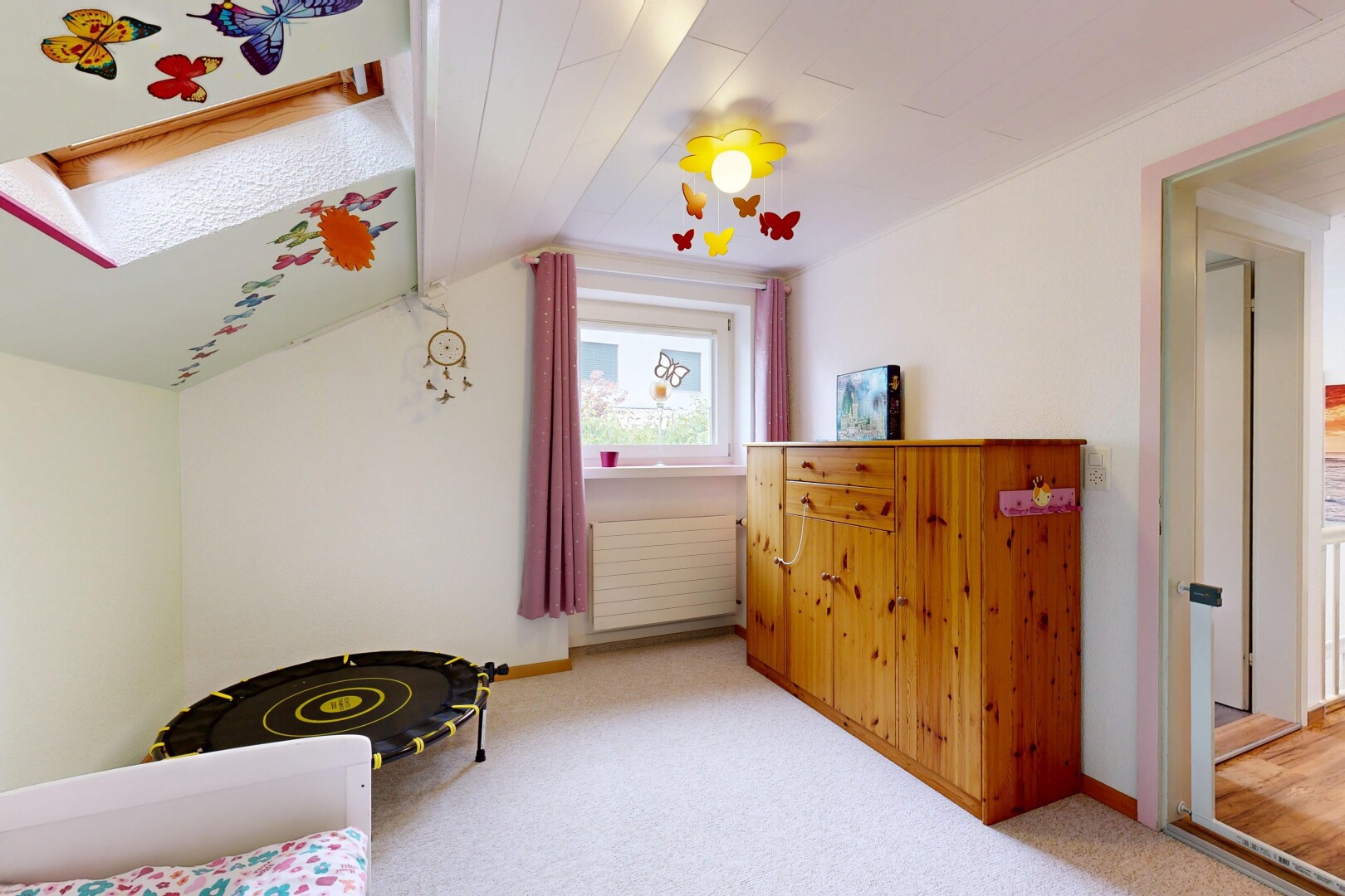 zimmer / schlafzimmer mit zusätzliches zimmer, natürliches licht, gipskartonwand, drywall, und carpet
