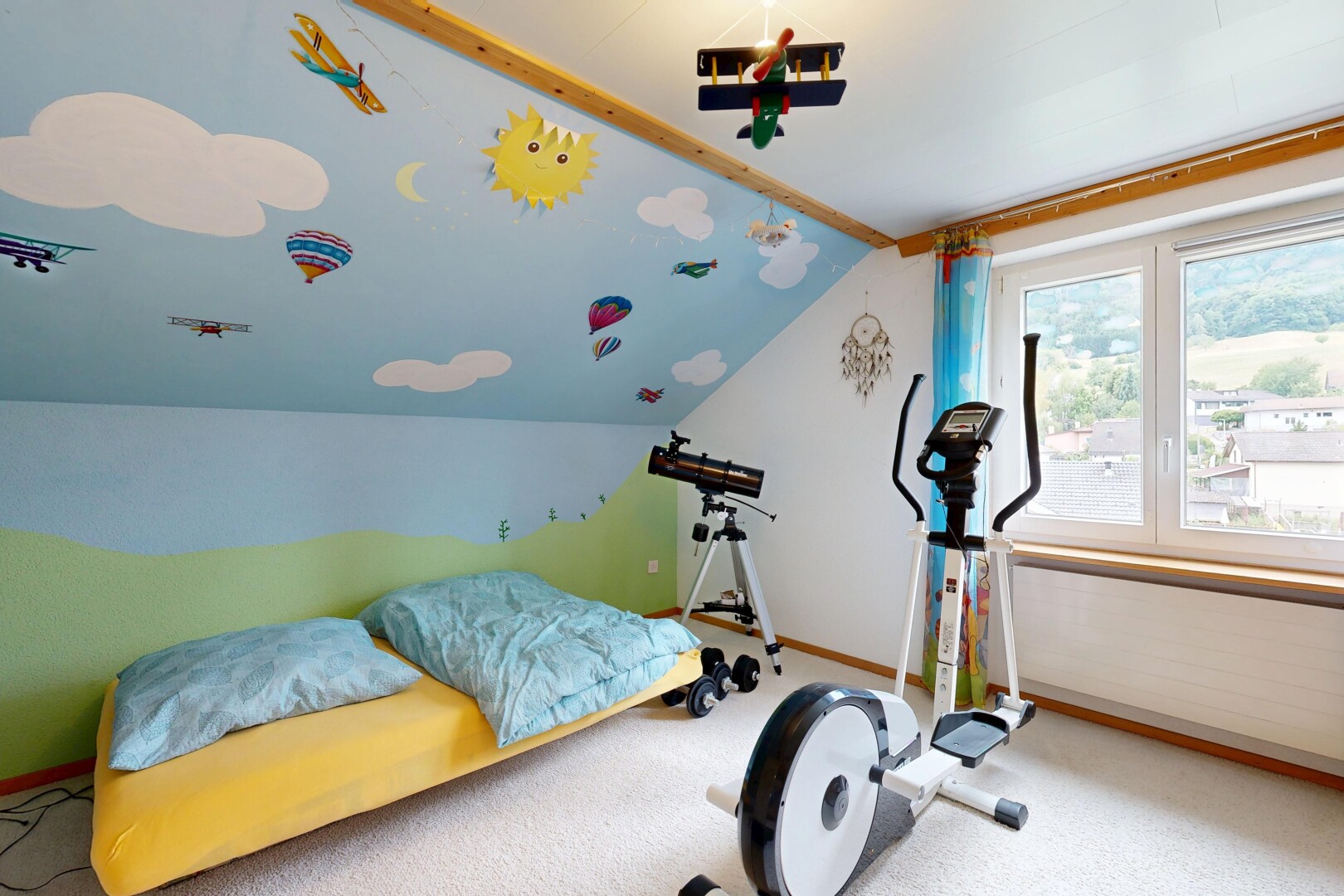 zimmer / schlafzimmer mit zusätzliches zimmer, drywall, gipskartonwand, natürliches licht, und vaulted ceiling