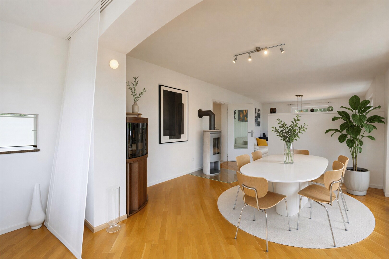 esszimmer mit deckenbeleuchtung, wood finish floor, holzfußboden, drywall, und gipskartonwand