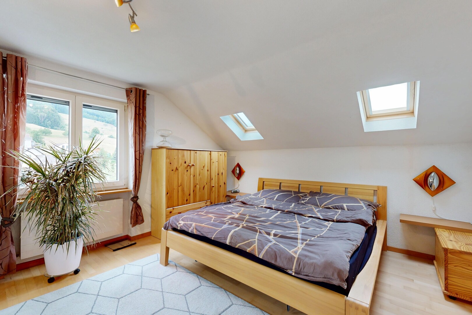 zimmer / schlafzimmer mit dachfenster, natürliches licht, deckenbeleuchtung, zusätzliches zimmer, und vaulted ceiling