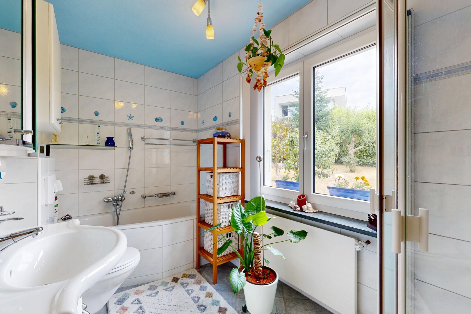 bad mit komplettes badezimmer, waschbecken, fliesenwand, tile wall, und bad