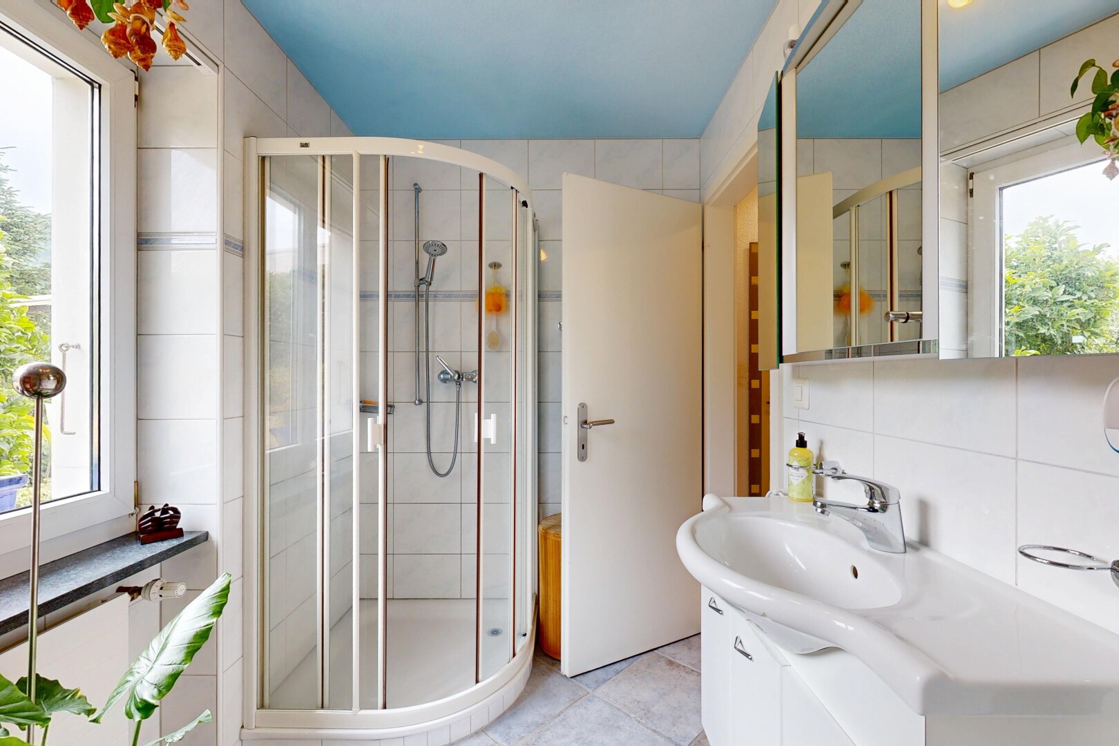 bad mit dusche, fliesenwand, tile wall, spiegel, und komplettes badezimmer