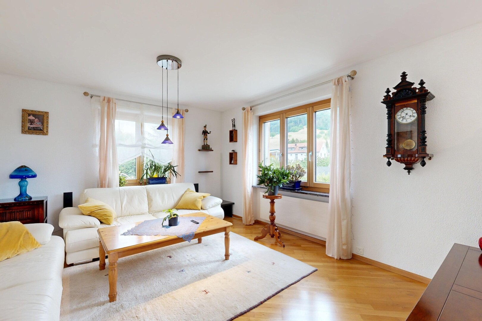 wohnzimmer mit holzfußboden, wood finish floor, gipskartonwand, drywall, und natürliches licht