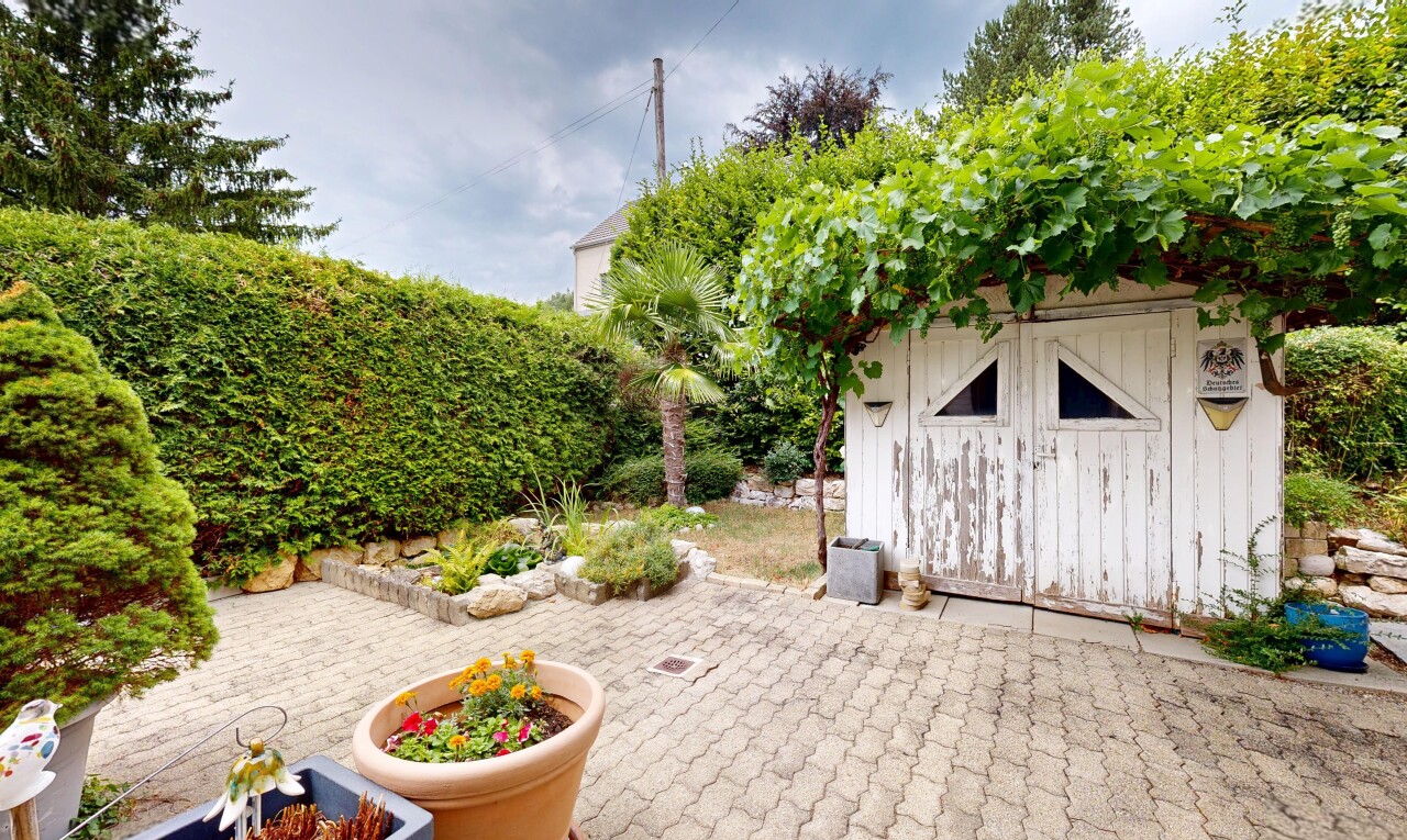 garten mit außenansicht, schuppen, terrasse, power lines view, und from property