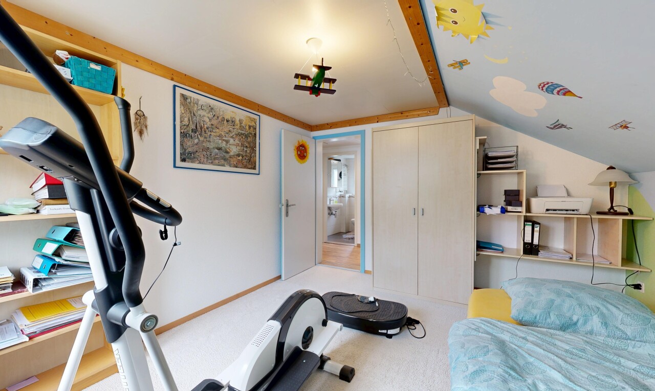 fitnessstudio mit dachschräge, vaulted ceiling, niedrige decke, low ceiling, und gipskartonwand