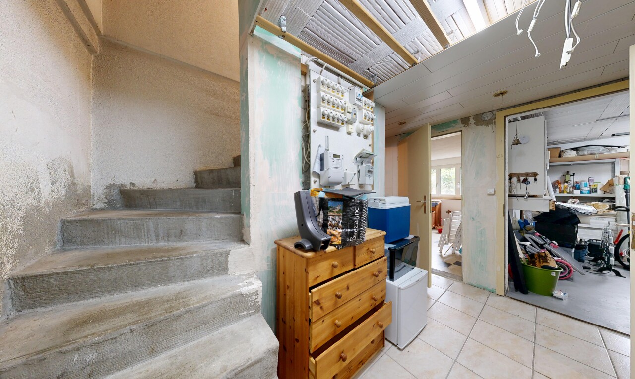treppe mit treppen, fliesenboden, tile floor, und inside property