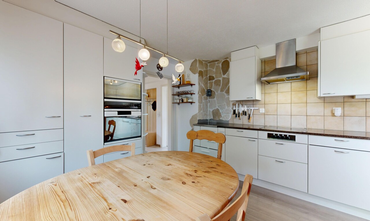 küche mit dunstabzugshaube, white cabinets, weiße schränke, dark countertops, und arbeitsplatten