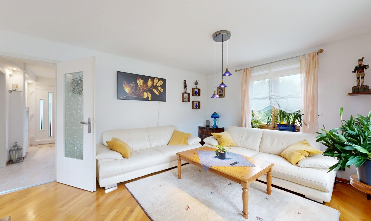 wohnzimmer mit gipskartonwand, drywall, holzfußboden, wood finish floor, und inside property