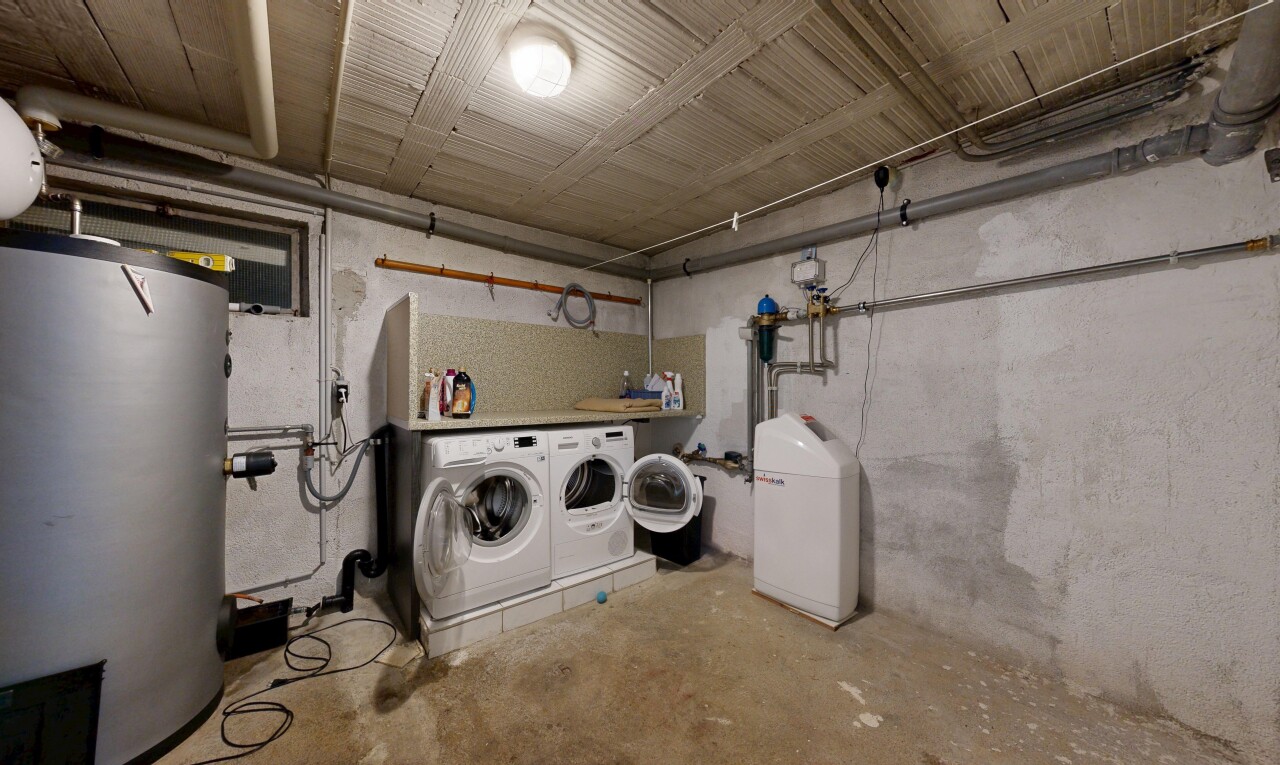 wäschekammer mit concrete wall, concrete floor, wasserkocher, unfinished concrete floor, und keller