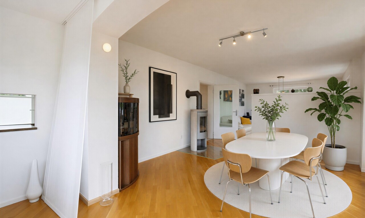 esszimmer mit deckenbeleuchtung, wood finish floor, holzfußboden, drywall, und gipskartonwand