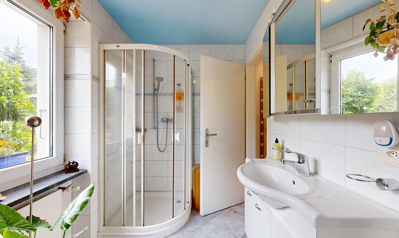 bad mit dusche, fliesenwand, tile wall, spiegel, und komplettes badezimmer