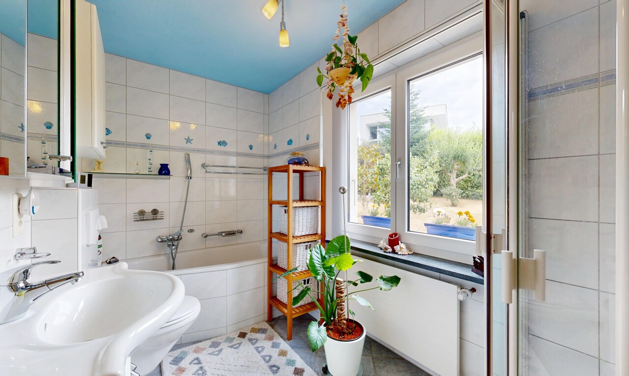 bad mit komplettes badezimmer, waschbecken, fliesenwand, tile wall, und bad