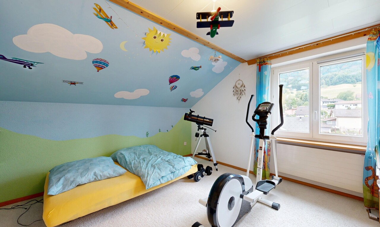 zimmer / schlafzimmer mit zusätzliches zimmer, drywall, gipskartonwand, natürliches licht, und vaulted ceiling