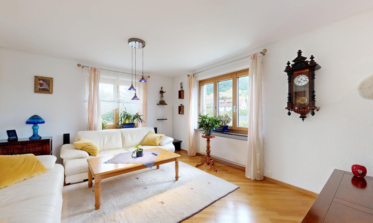 wohnzimmer mit holzfußboden, wood finish floor, gipskartonwand, drywall, und natürliches licht