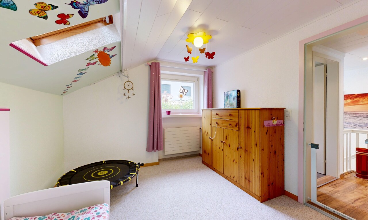 zimmer / schlafzimmer mit zusätzliches zimmer, natürliches licht, gipskartonwand, drywall, und carpet
