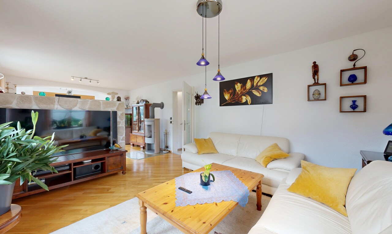 wohnzimmer mit deckenbeleuchtung, holzfußboden, wood finish floor, gipskartonwand, und drywall
