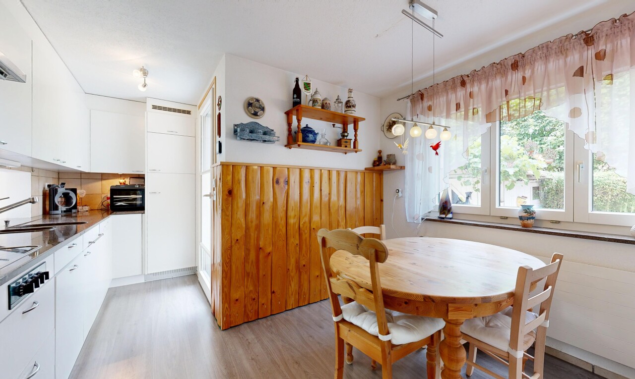 küche mit holzfußboden, wood finish floor, weiße schränke, white cabinets, und küchenrückwand beim herd