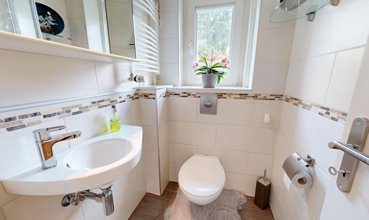 bad mit waschbecken, handtuchwärmer, spiegel, fliesenwand, und tile wall