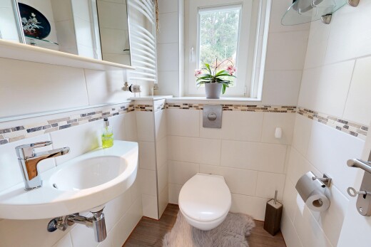 bad mit waschbecken, handtuchwärmer, spiegel, fliesenwand, und tile wall