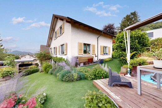 außenansicht mit deck, rasen, from property, day time, und stuckverkleidung