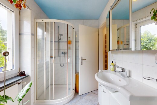 bad mit dusche, fliesenwand, tile wall, spiegel, und komplettes badezimmer