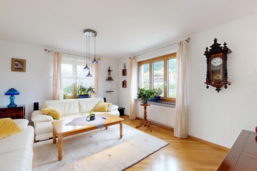 wohnzimmer mit holzfußboden, wood finish floor, gipskartonwand, drywall, und natürliches licht