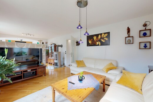 wohnzimmer mit deckenbeleuchtung, holzfußboden, wood finish floor, gipskartonwand, und drywall