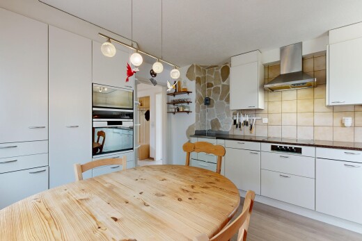 küche mit dunstabzugshaube, white cabinets, weiße schränke, dark countertops, und arbeitsplatten